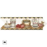 Cenefa cerámica decorativa dk-1686 8 x 25 cm-tiles-ok | Plomería García Decorative kitchen banner with ceramic jars, a pot, a pitcher and fruit on a wooden shelf with a patterned border.