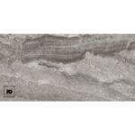 Piso porcelánico tipo mármol gris brillante imperia 80 × 160 cm-tendenzza-ok | Plomería García Close-up of gray sedimentary rock with visible layered strata and rough texture; pg logo in bottom-left corner.