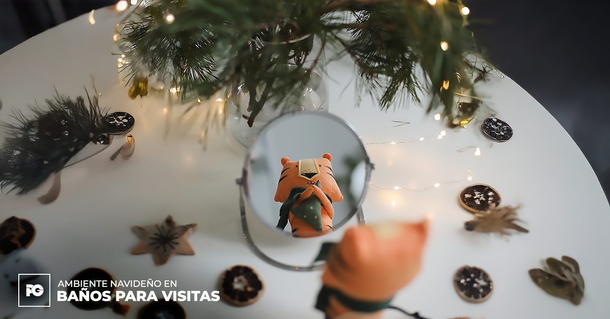 Ambiente navideño en baños para visitas