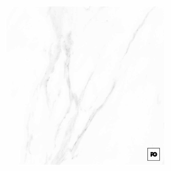 Piso ceramico color blanco-44x44-brillante-interior-porta-lamosa-2-ok | Plomería García White marble texture with subtle gray veins and a small pg logo in the bottom-right corner.