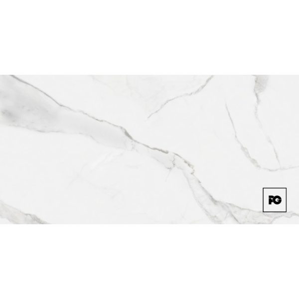 Piso ceramico color blanco-59x119-pulido-interior-laurenstone-lamosa-plomeriagarcia-ok | Plomería García White marble texture with subtle gray veins and a small fg logo in a black square at the bottom-right corner.