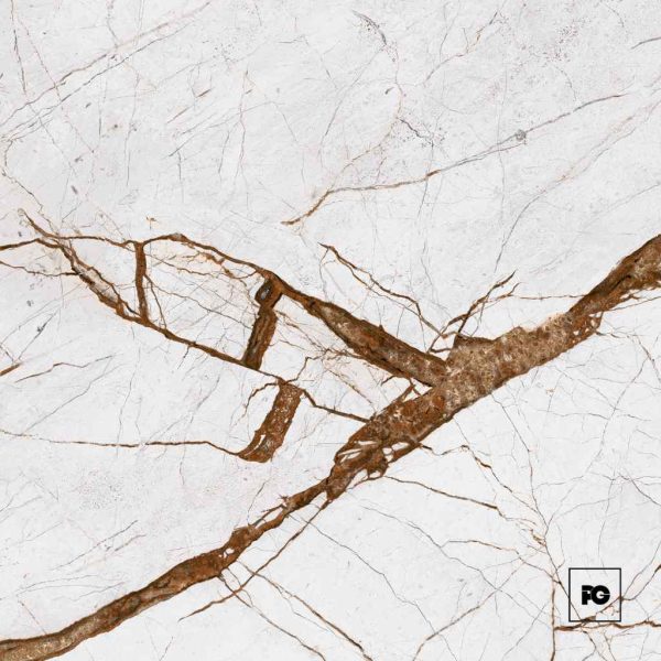 Piso ceramico color blanco-60x60-brillante-interior-ariela-vitromex-ok | Plomería García White marble surface with bold brown veins running diagonally and a small fg logo in the bottom-right corner