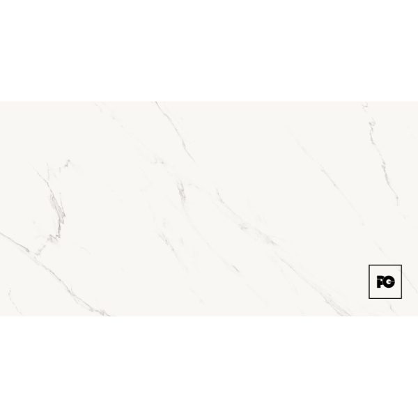 Piso porcelanico color blanco-60x120-pulido-interior-evander-vitromex-ok | Plomería García White marble background with subtle gray veins and a small black pg logo in a square bottom-right corner.