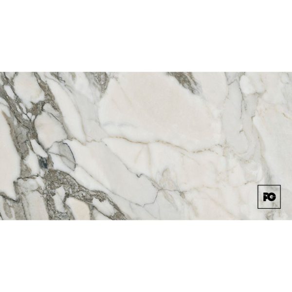 Piso porcelanico pulido rectificado color blanco-60x120-brillante-interior-vitola-castel-ok | Plomería García White marble slab with gray veining and a small black-bordered pg logo in the lower-right corner.